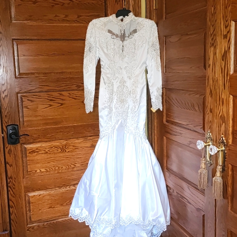 Vintage Victorian Wedding Gown Size 6 mermaid style
